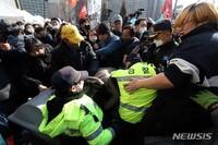 "경찰 물러가라"… 이태원 참사 유가족, 시청 앞 분향소 기습 설치
