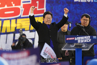 [포토] 지지자들에게 인사하는 이재명