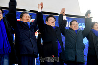 [포토] 집회 참석자들에게 인사하는 민주당 지도부