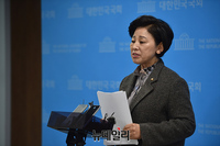 [포토] 기자들의 질문에 답하는 남인순 의원