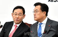 [포토] 대화 나누는 정진석 위원장과 주호영 원내대표