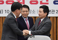 [포토] 참석자들과 인사 나누는 원희룡 장관