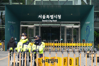 [포토] 굳게 닫힌 서울시청 출입구
