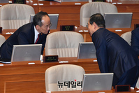 [포토] 대화 나누는 한덕수·추경호