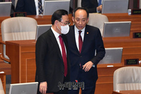 [포토] 본회의장서 만난 주호영 원내대표와 추경호 부총리