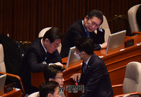 [포토] 의원들과 대화 나누는 이재명 민주당 대표