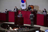 [포토] 국회의장에 항의하는 진성준 민주당 의원