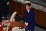 [포토] 본회의서 의원들과 인사 나누는 안철수 의원