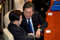 [포토] 본회의서 대화 나누는 이재명 ·정청래