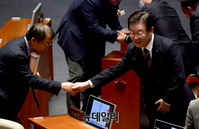 [포토] 인사 나누는 이재명 더불어민주당 대표