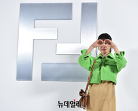 [포토] 배우 송혜교 '망원경 하트'