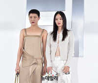 [포토] 모델 정소현-신현지 '범상치 않은 포스'