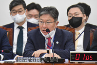 [포토] 국회 출석한 윤상직 세계박람회 유치위원회 사무총장