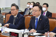 [포토] 답변하는 조규홍 보건복지부 장관