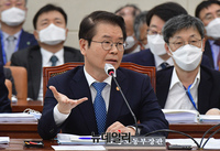 [포토] 답변하는 이정식 고용노동부 장관