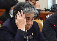 [포토] 머리 만지는 한상혁 방송통신위원장