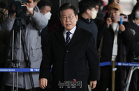[포토] 검찰 출석한 이재명 "이게 나라냐"
