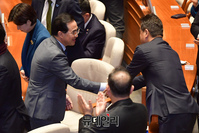 [포토] 의원들 인사 받는 박홍근 민주당 원내대표