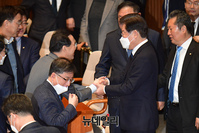 [포토] 박홍근 원내대표 손 잡아 주는 이재명 대표