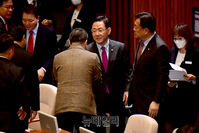 [포토] 의원들과 인사 나누는 주호영 원내대표