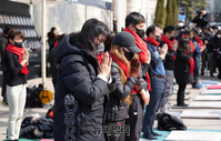 [포토] 서울광장 합동분향소서 159배 하는 이태원참사 유가족들