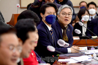 [포토] 항의하는 최강욱 민주당 의원