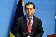 [포토] 회견장 떠나는 태영호 국민의힘 의원