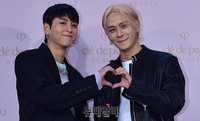 [포토] 권트윈스 현실형제 '하트 어색해요'