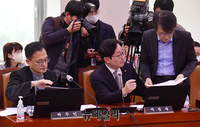 [포토] 자료 넘겨 받은 박범계 민주당 의원