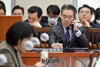 [포토] 전화 받는 윤희근 경찰청장