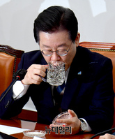 [포토] 물 마시는 이재명 민주당 대표