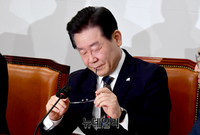 [포토] 긴급 최고위서 안경 고쳐 쓰는 이재명