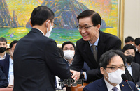 [포토] 인사 나누는 방문규 국무조정실장