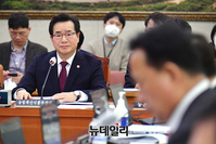 [포토] 질문에 답하는 정황근 농림축산식품부장관