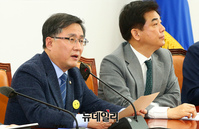 [포토] 원내대책회의서 발언하는 김성환 정책위의장