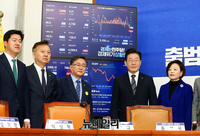 [포토] 민주당 경제위기상황판 제막식