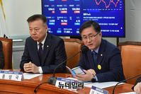 [포토] 발언하는 김성환 더불어민주당 정책위의장