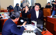 [포토] 전해철 위원장에 항의하는 임이자 의원