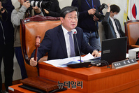 [포토] '노란봉투법' 의결 진행하는 전해철 위원장