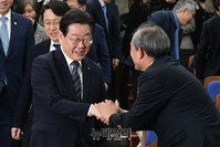 [포토] 동료 의원들과 인사 나누는 이재명 민주당 대표