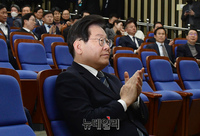 [포토] 박수치는 이재명 더불어민주당 대표