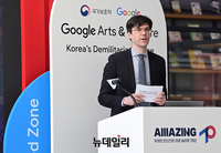 [포토] 6.25전쟁 정전 70주년 전시 소개하는 '사이먼 레인' 매니저