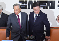 [포토] 입장하는 이재명 대표와 권노갑 상임고문