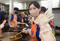 [포토] 김소연, 무료급식 봉사활동