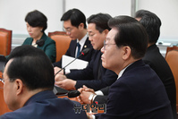 [포토] 최고위원들 발언 듣고 있는 이재명 대표