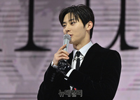 [포토] 새로운 '황민현'으로 돌아왔어요