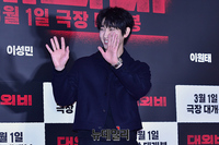 [포토] 윤박, 팬들에게 '손인사'