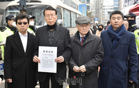 [포토] 북한인권법 시행 촉구 항의서한 전달하는 한변