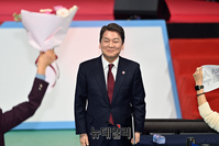 [포토] 지지자들 응원 받는 안철수 후보