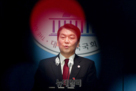 [포토] 단일화 1주년 기념 기자회견 갖는 안철수 후보